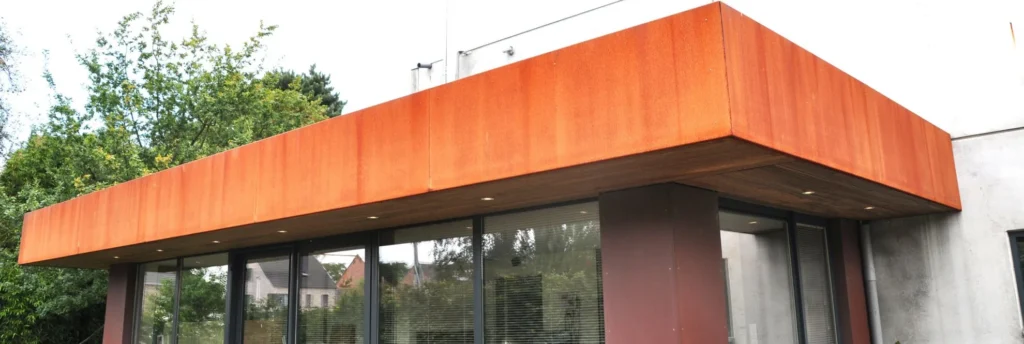 Uitbouw met cortenstalen gevelbekleding en grote glaspartijen
