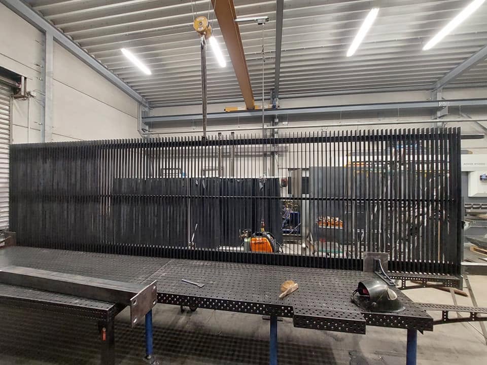 Hekwerk met stalen lamellen in het atelier