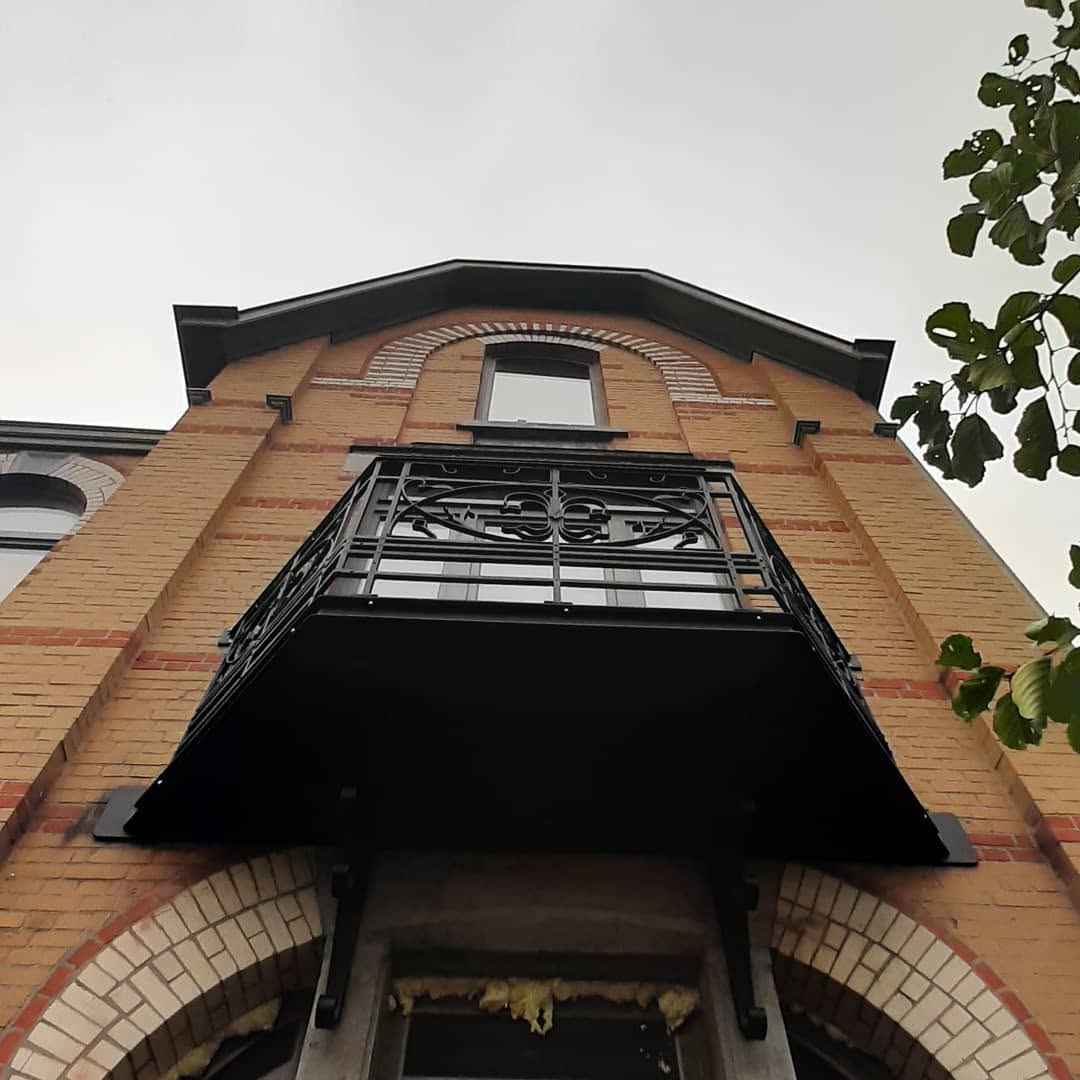 Smeedijzeren balkon aan een historische gevel