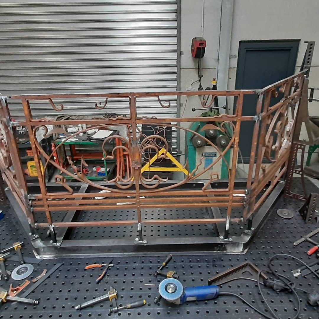 Smeedijzeren balkon tijdens de restauratie in het atelier