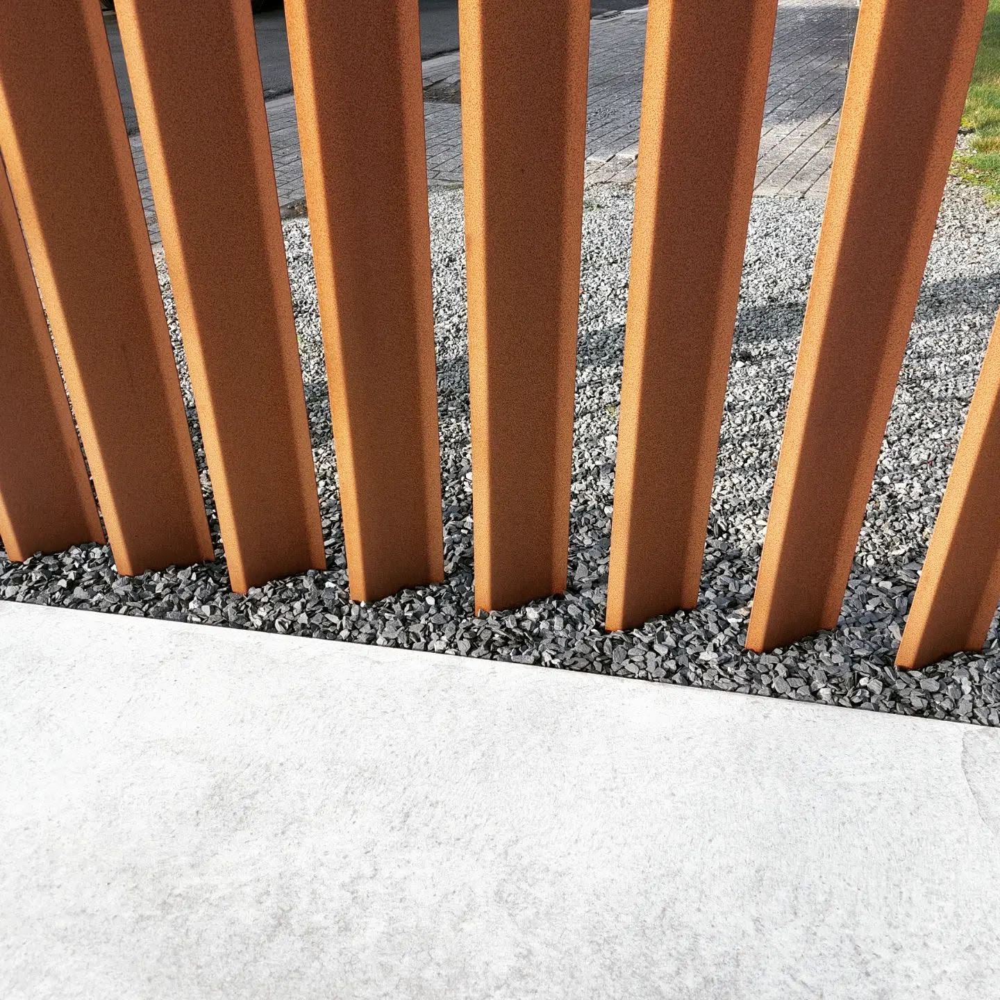 Cortenstalen lamellen in een grindstrook