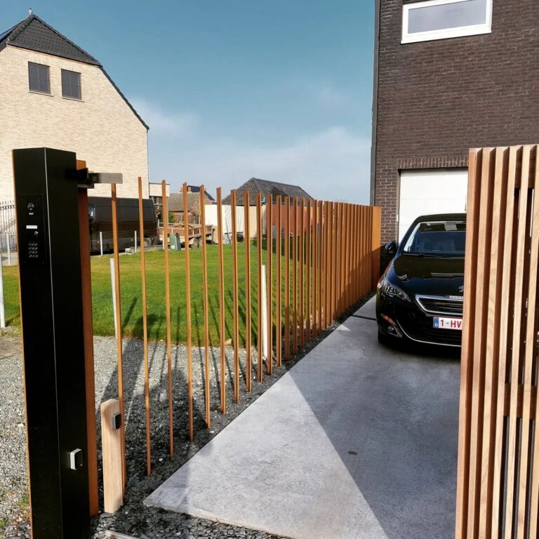 Cortenstalen lamellen langs een tuin met een stalen paal