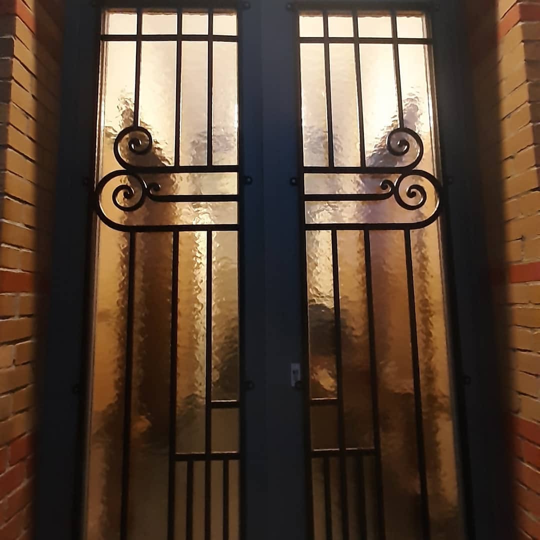 Smeedijzeren deurroosters voor verlicht glas