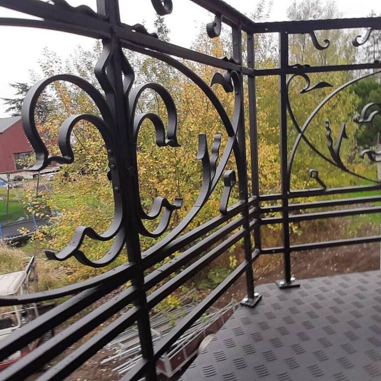 Smeedijzeren balustrade met krullen en lelie
