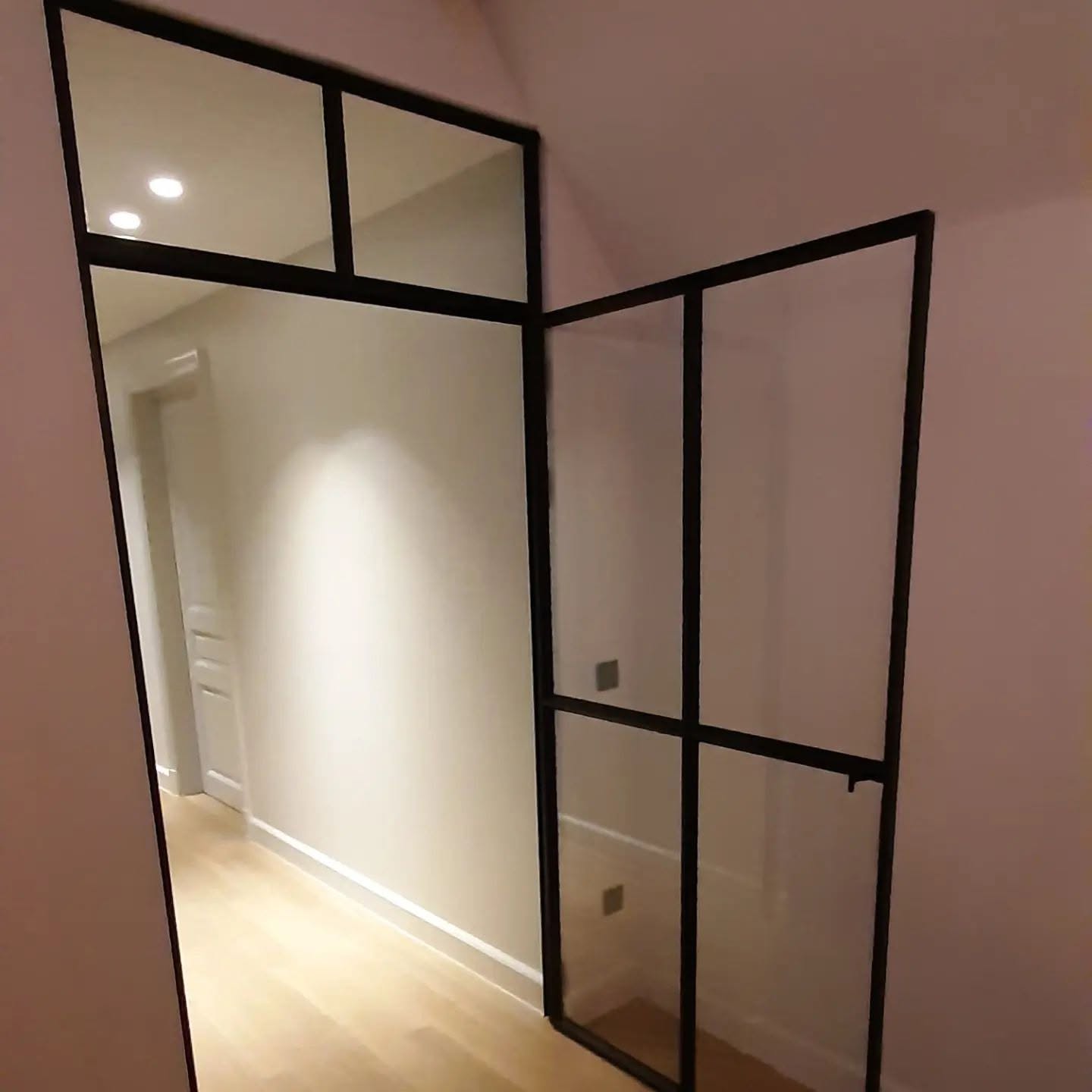 Openstaande stalen binnendeur met glas en bovenlicht