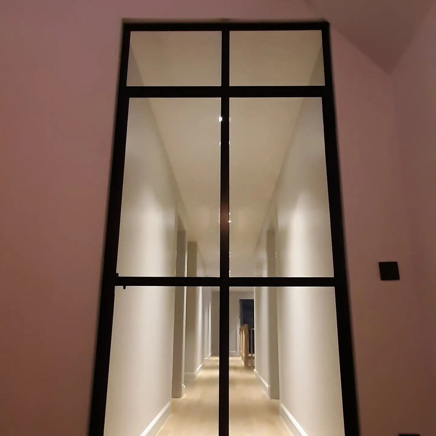 Stalen deur met verticale en horizontale glasverdeling