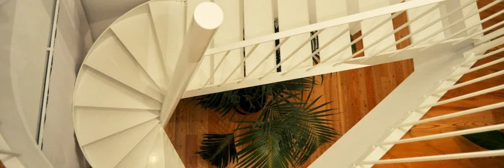 Witte stalen wenteltrap met balustrade, van bovenaf gezien